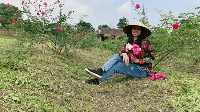 8x xứ Nghệ bỏ phố về quê trồng hoa hồng, thu nửa tỷ đồng mỗi năm