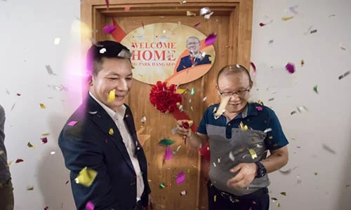 HLV Park Hang Seo và vợ chuyển về nhà mới