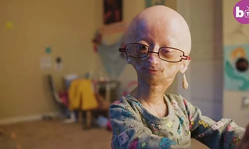 Video: Ngôi sao mạng xã hội 11 tuổi trong dáng hình của bà lão 90