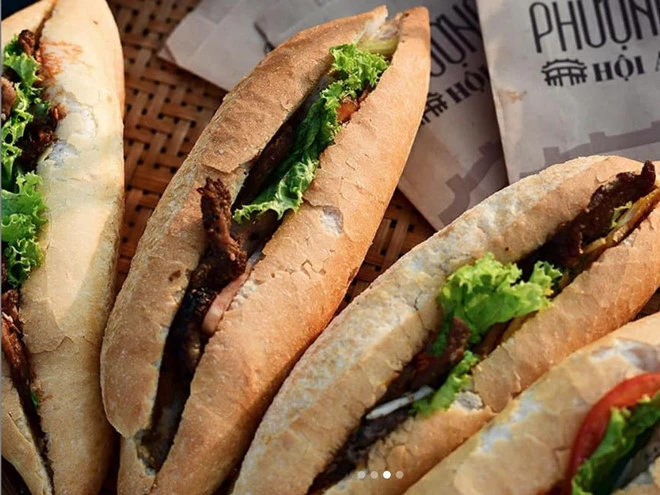 Video: Khách Tây xếp hàng dài chờ mua bánh mì ở Hội An