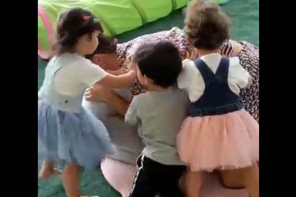 Video: Ronaldo bị các con cho "ra rìa" vì cố tình bắt nạt vợ