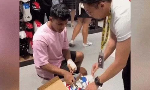 Video: Pha thử giày khiến anh nhân viên suýt "rụng tim"