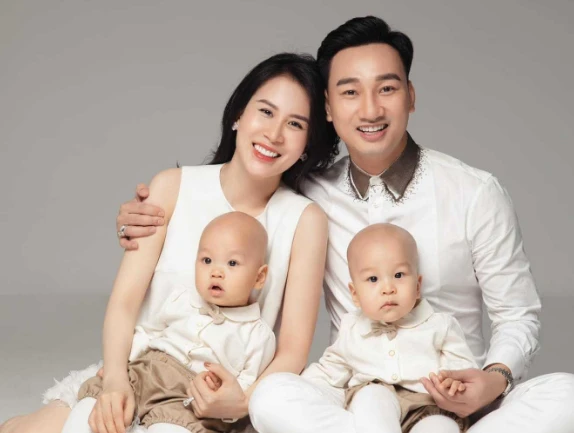 Nhan sắc vợ kém 8 tuổi từng là tiếp viên hàng không của MC Thành Trung