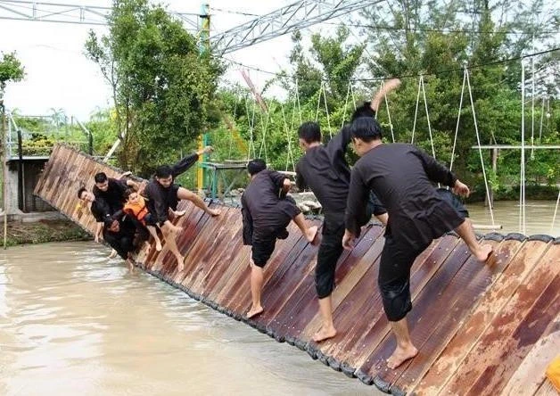 Video: Rung lắc cầu giữ thăng bằng, trò chơi hài hước hút khách du lịch