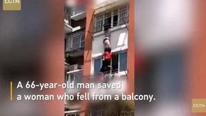 Video: Cụ ông U70 giữ tay người phụ nữ rơi từ ban công suốt 20 phút