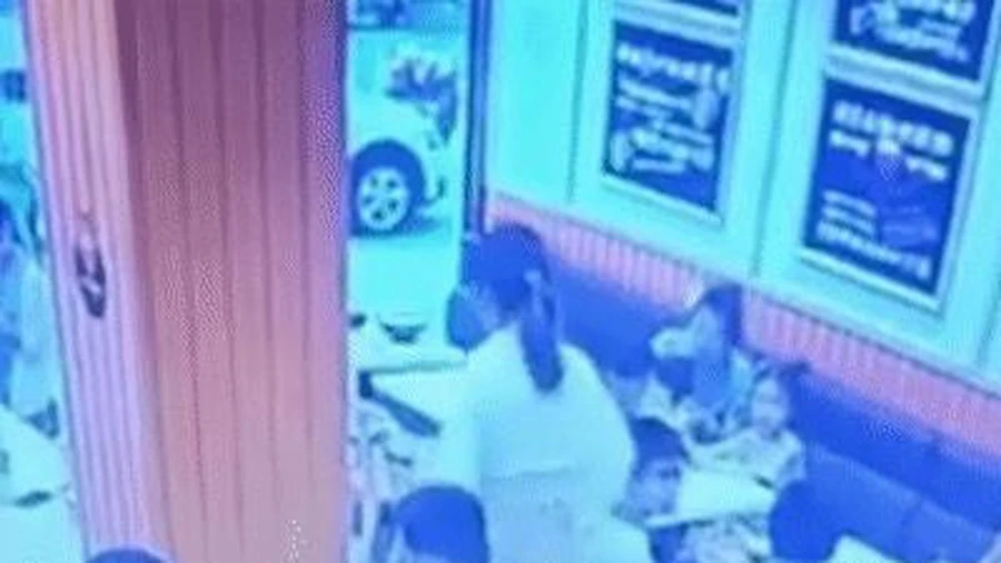 Video: Thai phụ tạt đồ ăn nóng vào em bé một tuổi vì làm ồn