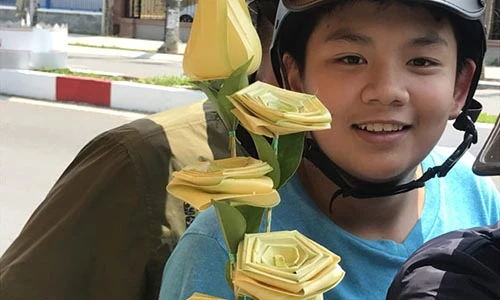 Hoa hồng được làm từ lá dừa nước non mang màu sắc "lạ"