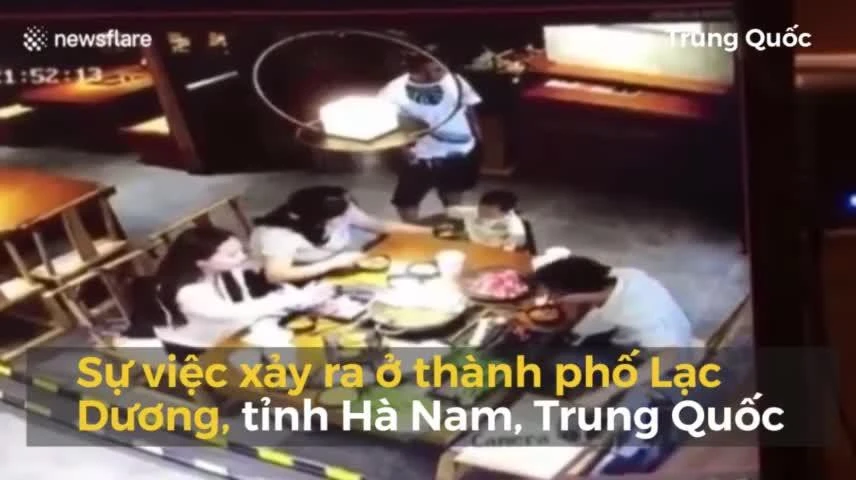 Video: Chồng hất cả nồi lẩu sôi sùng sục vào mặt bạn trai vợ ở Trung Quốc