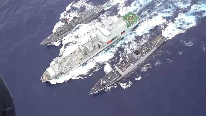 Video: Việc tiếp dầu cho tàu chiến trên biển diễn ra như thế nào?