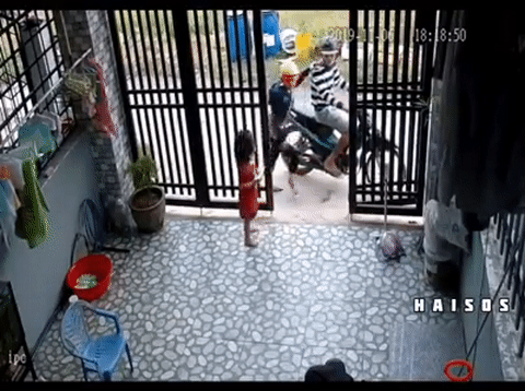 Video: Phẫn nộ đôi nam nữ ngang nhiên giật điện thoại trên tay bé gái