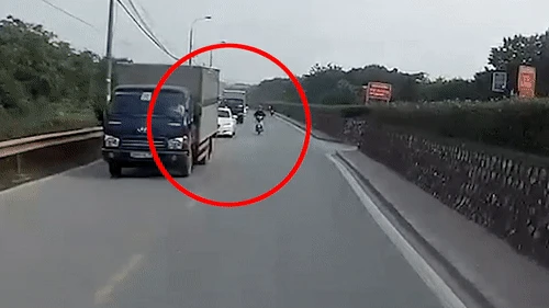Video: Thanh niên vượt ẩu thoát chết khi bóp phanh, tự ngã trước đầu xe ôtô