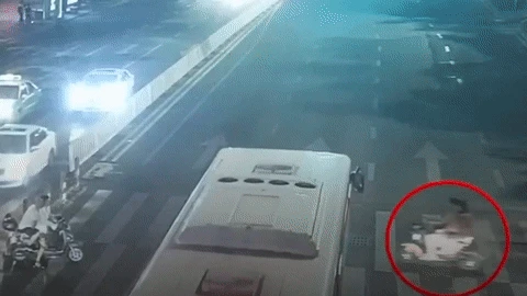 Video: Hàng chục người nâng xe buýt để giải cứu 2 cô gái mắc kẹt dưới gầm