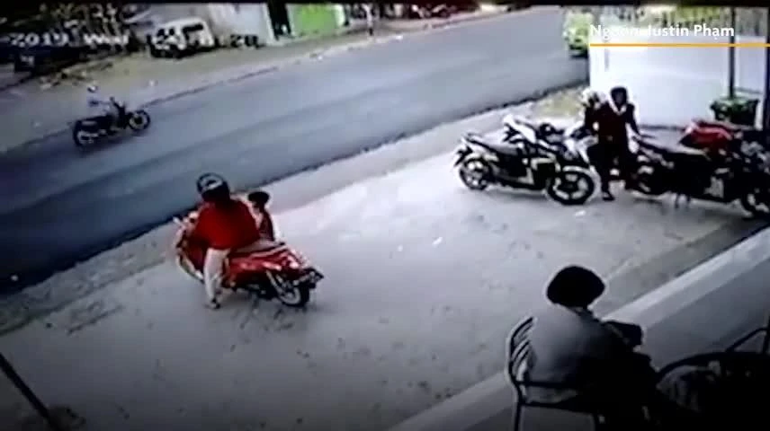 Video: Sơ ý để trẻ vặn tay ga, xe máy mất kiểm soát lao vào xe tải