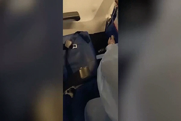 Video: Bắt giữ hành khách đi máy bay giấu 3kg vàng trong quần