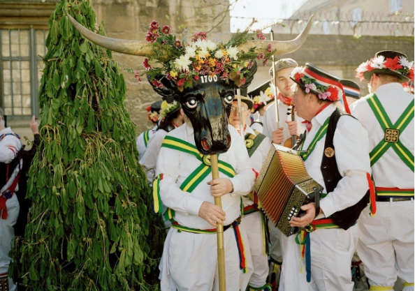 Bộ ảnh lễ hội độc đáo ven sông Thames nước Anh