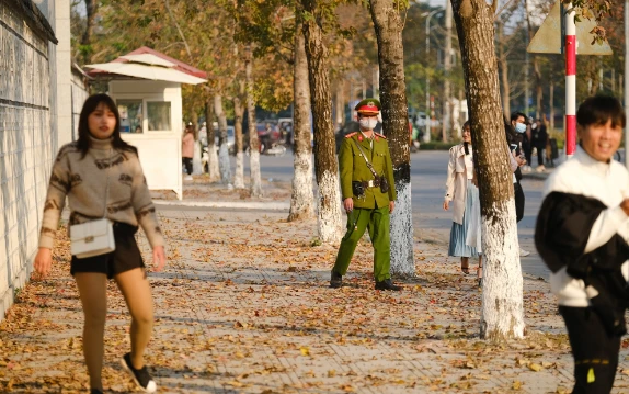 Người dân bị nhắc nhở khi chụp ảnh với lá phong đỏ