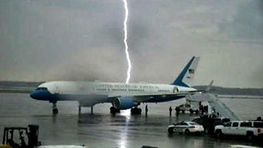 Video: TT Trump hào hứng khoe ảnh Air Force One suýt trúng sét