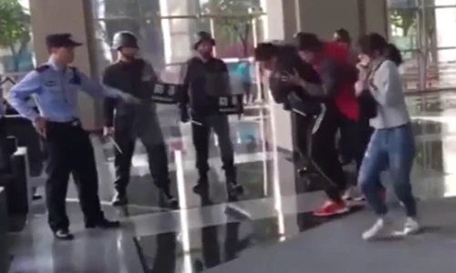 Video: Đặc nhiệm tung đòn “sấm sét”, hạ gục tội phạm cầm dao kề cổ con tin