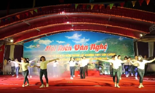 Video: Thầy cô nhảy Cha Cha Cha đẹp mắt khiến học sinh phấn khích
