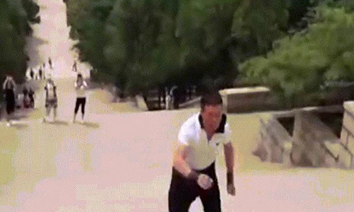 Video: Kinh ngạc với màn chạy lùi xuống đường bậc thang