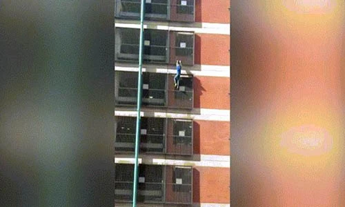 Video: Nữ người nhện tay không leo tòa nhà 8 tầng ở Anh