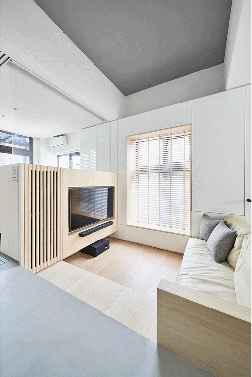 Phía tường của ngôi nhà nhìn qua cứ ngỡ là ốp gỗ song thực tế đằng sau chính là nơi lưu trữ đồ rất tiện lợi, tiết kiệm không gian