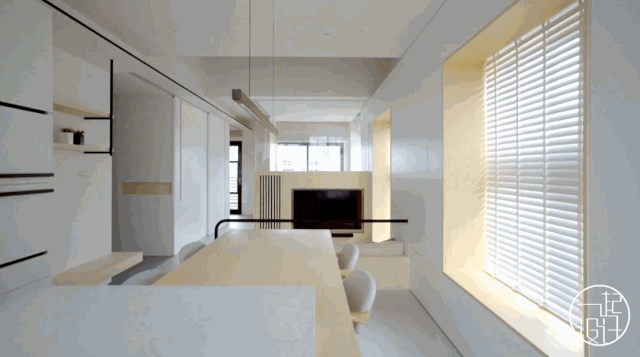 Nơi tiếp khách được bố trí lọt thỏm giữa căn nhà không chỉ là nơi đón khách mà còn có thể là nơi nghỉ ngơi. Cách bố trí gần gũi, nhỏ tạo sự quây quần khi gia đình ngồi bên nhau