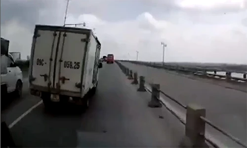 Video: Xe tải vượt ẩu gây tai nạn, bỏ chạy như bay trên cầu Thanh Trì