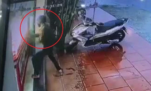 Video: Cầm búa đập kính cướp tiệm vàng trong 3 giây ở Quảng Nam