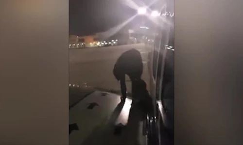 Video: Phải chờ lâu, sốt ruột mở cửa thoát hiểm nhảy khỏi máy bay