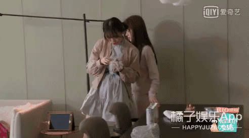 Mỗi biểu cảm của Cúc Tịnh Y trong show cũng kém chân thật. Ví dụ cô nhảy lên như một đứa trẻ, lắc lắc đầu chỉ vì được ăn ngon hay người đẹp tỏ ra đau đớn dù chỉ va nhẹ vào chân đèn. Cô thường chụp ảnh với phong cách người đẹp mong manh, mang khí chất sầu bi như Lâm Đại Ngọc.