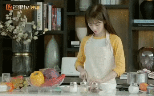 Mới đây, khi tham gia chương trình Tôi muốn cuộc sống như vậy, Cúc Tịnh Y cho biết cô lần đầu nấu ăn nên biểu cảm gượng gạo, lóng ngóng. Nhưng cư dân mạng lại tố cáo trong một chương trình khác, Cúc Tịnh Y sử dụng dao thái thịt thành thạo.