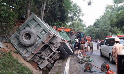 Video: Cưa cabin cứu tài xế xe “Hổ vồ” mắc kẹt sau tai nạn