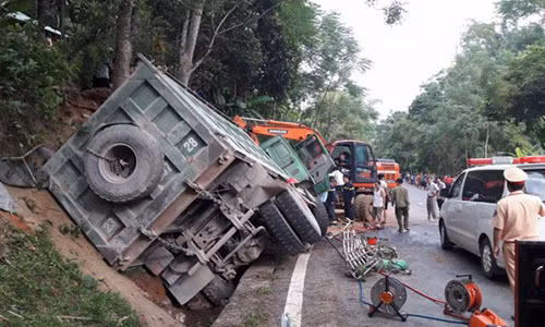 Video: Cưa cabin cứu tài xế xe “Hổ vồ” mắc kẹt sau tai nạn