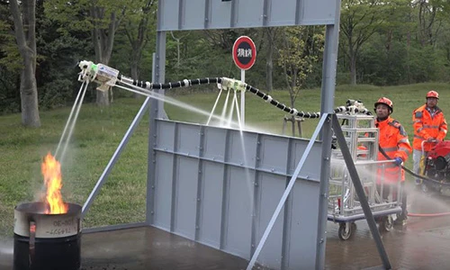 Video: Cứu hỏa theo cách thần kỳ nhờ máy chữa cháy biết bay