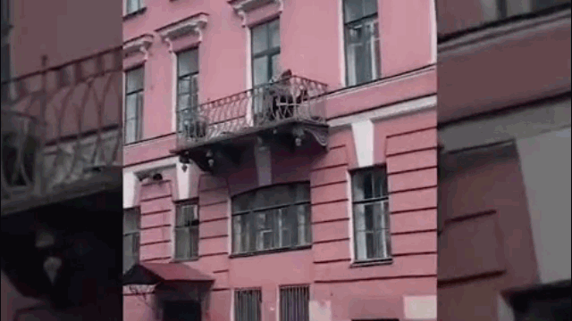 Video: Đang cãi nhau nảy lửa, đôi nam nữ bất ngờ ngã khỏi ban công