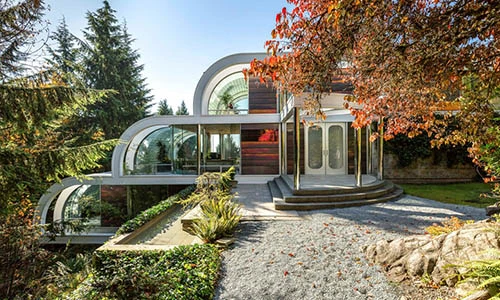 Dinh thự trên đồi với tường kính và mái vòm độc đáo