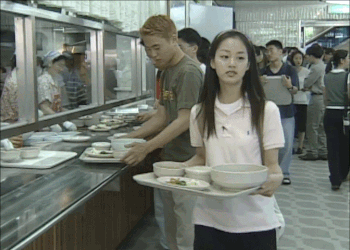 "Hoa hậu đẹp nhất Hàn Quốc" Honey Lee từng tiết lộ Kim Tae Hee luôn thu hút sự chú ý của tất cả sinh viên trong trường mỗi khi xuất hiện. Honey Lee đã tự coi mình là vệ sĩ riêng để đảm bảo an toàn cho người bạn thân thiết.