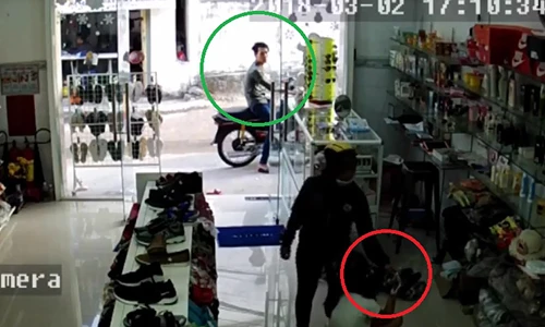 Video: Nữ quái vào cửa hàng, thản nhiên lấy iPhone 7 trên tay bé gái