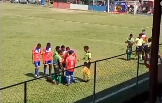 Video: Tự nhặt đá đập vào đầu, cầu thủ tạo ra màn ăn vạ