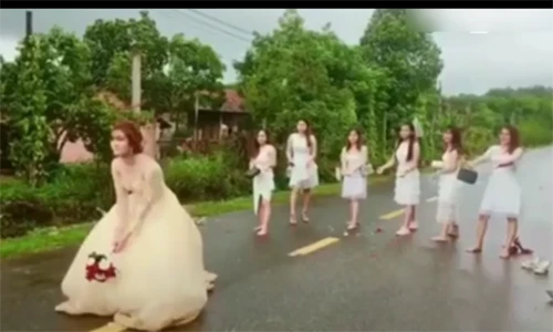 Video: Khi lũ bạn cưới hết rồi mà bạn lại chưa muốn lấy chồng