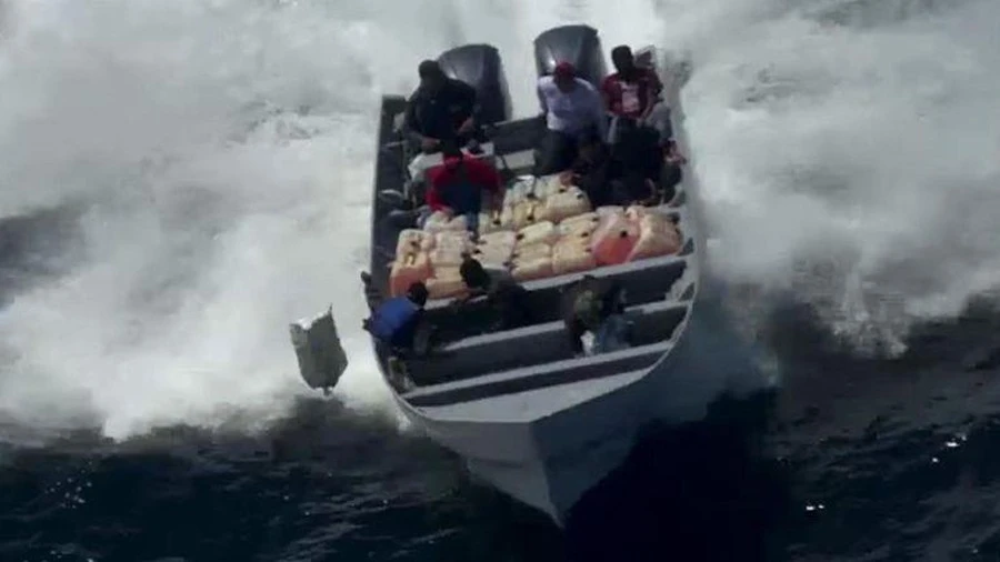 Video: Màn chạy trốn và vứt cocaine xuống biển của tàu buôn lậu ngoài khơi Mỹ
