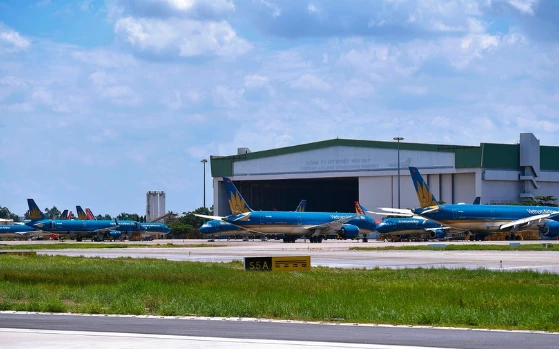 Gần trăm máy bay dầm mưa, dãi nắng ở Nội Bài