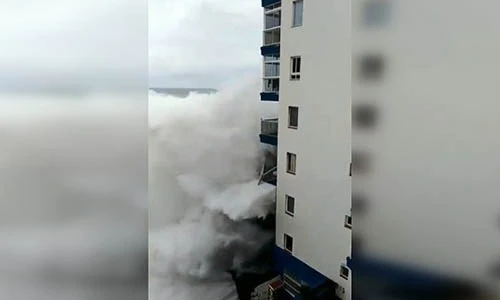 Video: Sóng dữ phá hủy ban công chung cư sát biển ở Tây Ban Nha