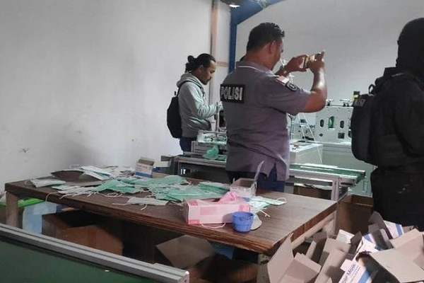 Cơ sở sản xuất khẩu trang giả tinh vi, suýt ra thị trường