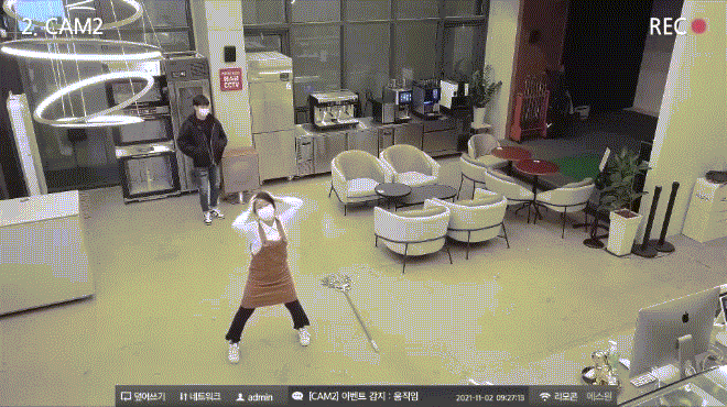 Nu nhan vien nhay goi cam khien sep ngan to te khi buoc vao-Hinh-2