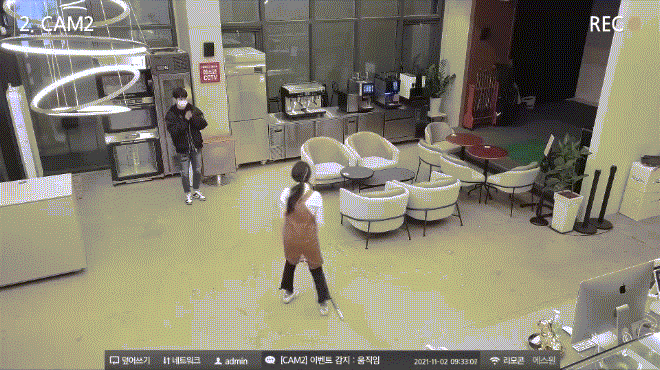 Nu nhan vien nhay goi cam khien sep ngan to te khi buoc vao-Hinh-3