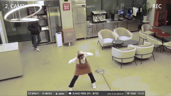 Nu nhan vien nhay goi cam khien sep ngan to te khi buoc vao