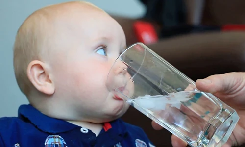 Video: Vì sao trẻ sơ sinh uống nước có thể dẫn tới tử vong?