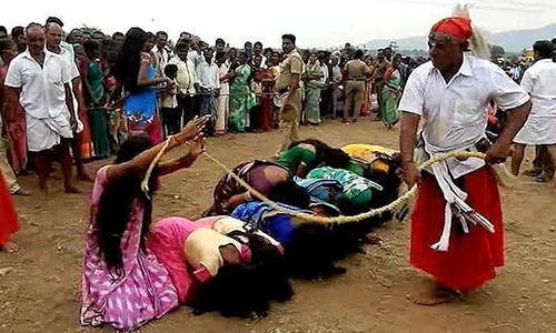 Video: 5000 phụ nữ xếp hàng để nhận đòn roi từ pháp sư vì trừ tà